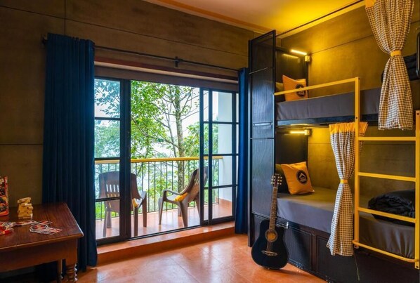 Dormitorio compartido, dormitorio mixto, vistas al valle (6 Bed with Balcony) | 1 dormitorio y ropa de cama
