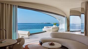 Villa, vue mer | Coin séjour | TV connectée de 65 pouces avec chaßnes par satellite