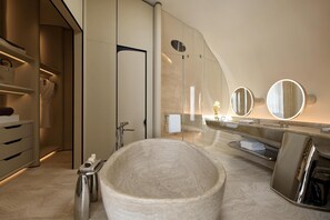 Deep soaking bathtub - Shebara Resort (Umluj)