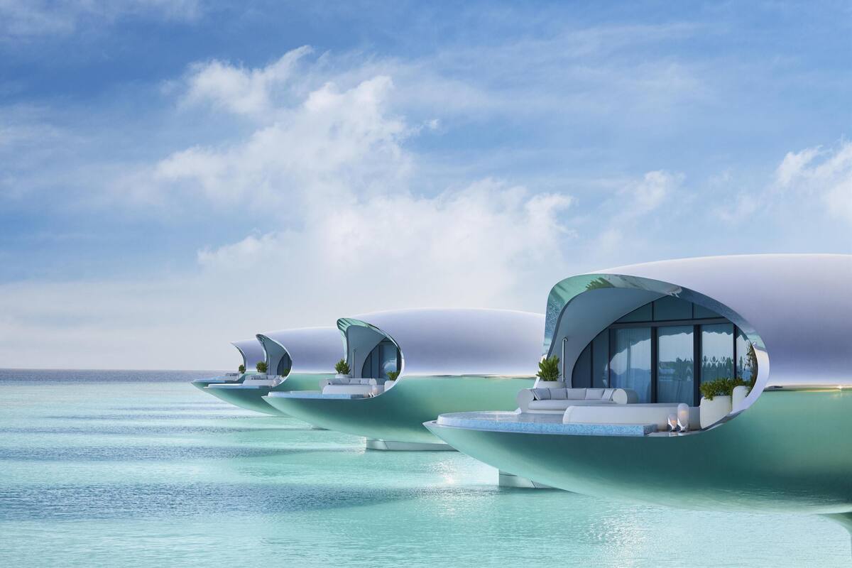 Cápsulas hoteleras submarinas de diseño futurista, con ventanas transparentes y zonas de descanso.