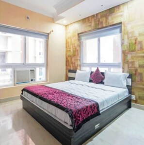 Deluxe Double Room, City View | Desk, laptop workspace, free WiFi, bed sheets