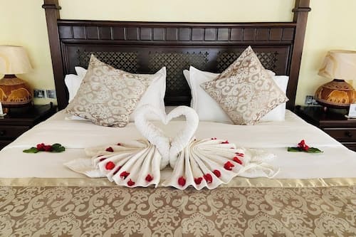 Habitación Deluxe con 1 cama matrimonial o 2 individuales, vista al jardín | Escritorio y espacio para trabajar con laptop