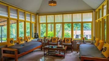 Lobby lounge