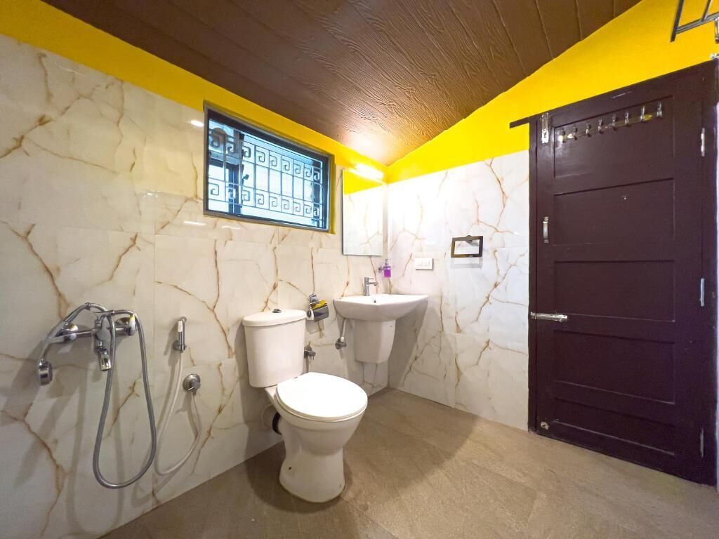 Un baño con inodoro, lavamanos y ducha.