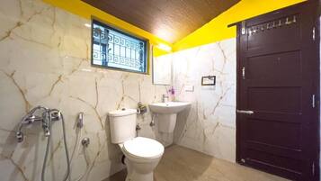 Un baño con inodoro, lavamanos y ducha.