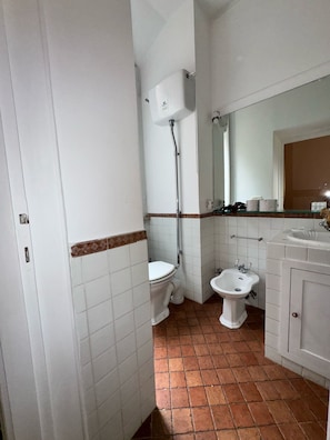 Sèche-cheveux, serviettes fournies, shampoing, papier toilette