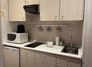 Réfrigérateur, micro-ondes, plaque de cuisson, cafetière/bouilloire