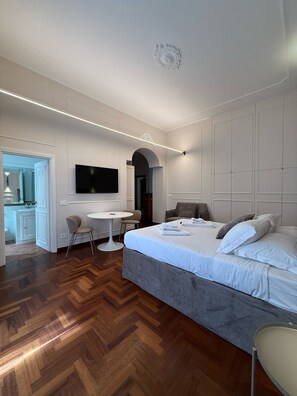 1 bedroom, travel cot, WiFi, bed sheets - Augustus Emperor Suite (Roma)