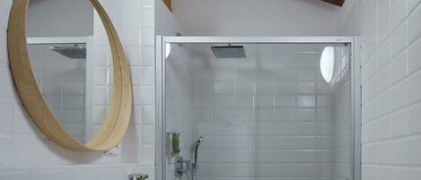 Dusche, Haartrockner, Handtücher, Seife