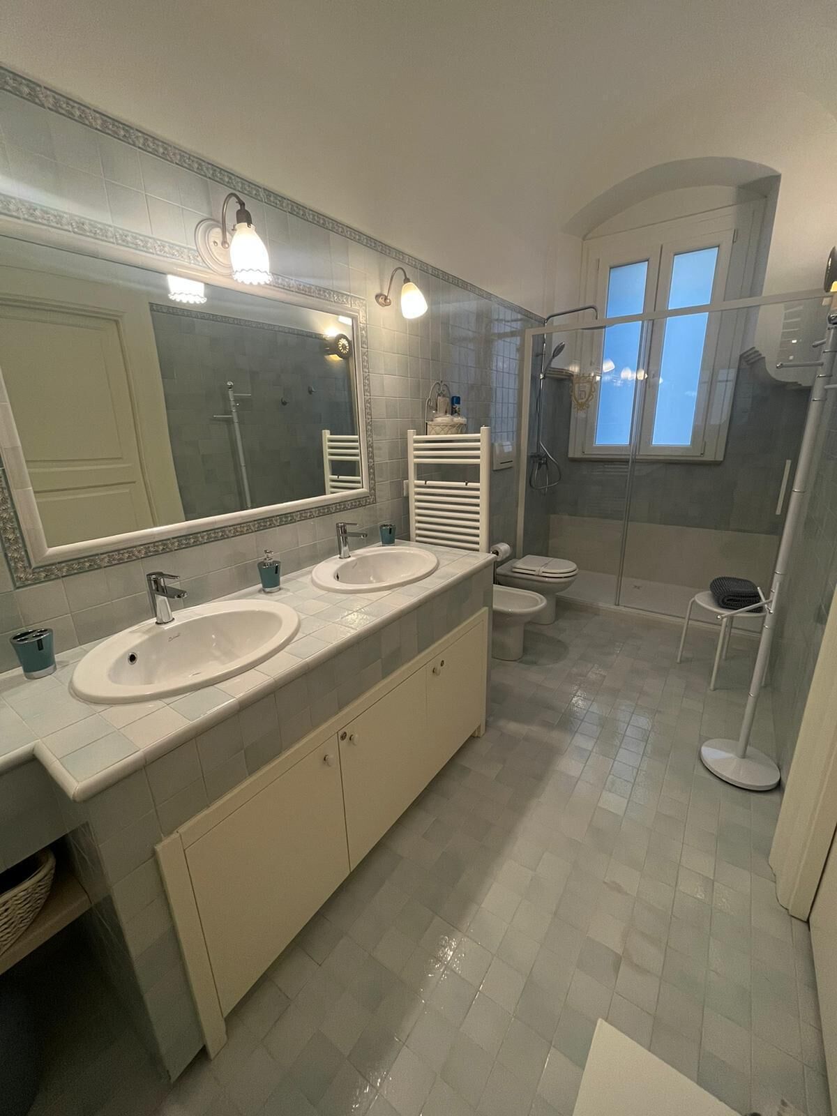 Een douche, een haardroger, een bidet, handdoeken