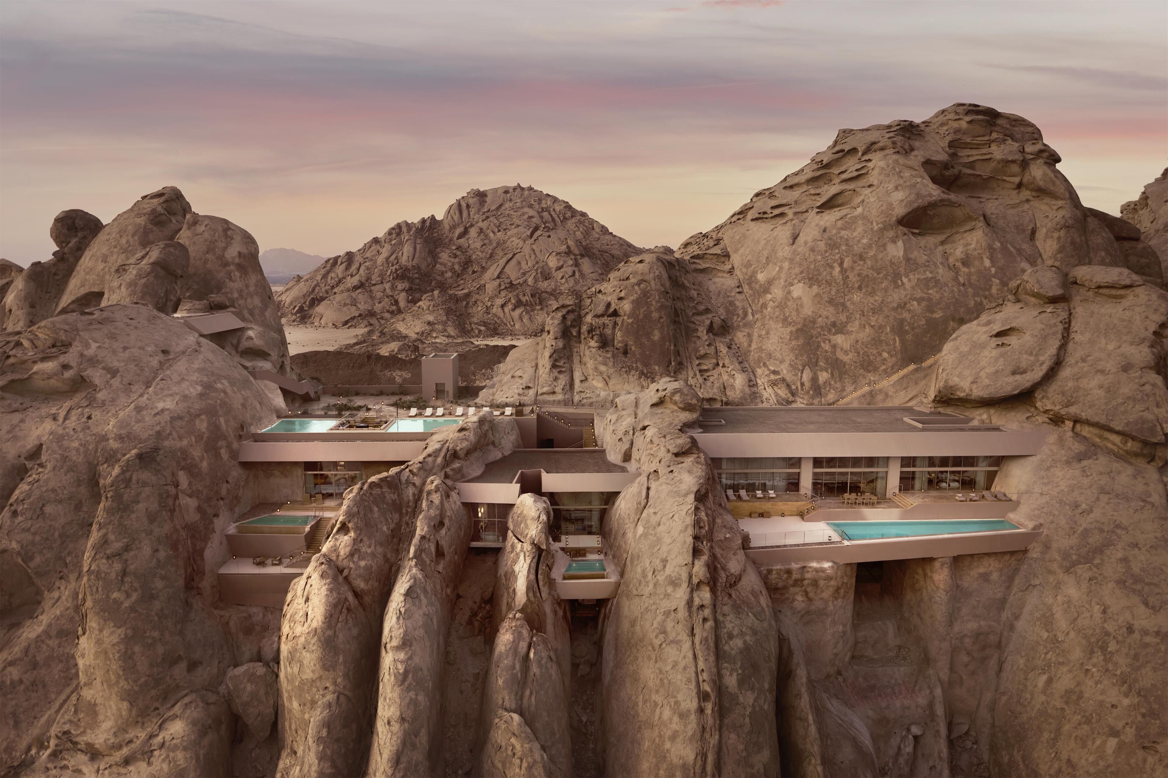 2 piscines extérieures, parasols de plage