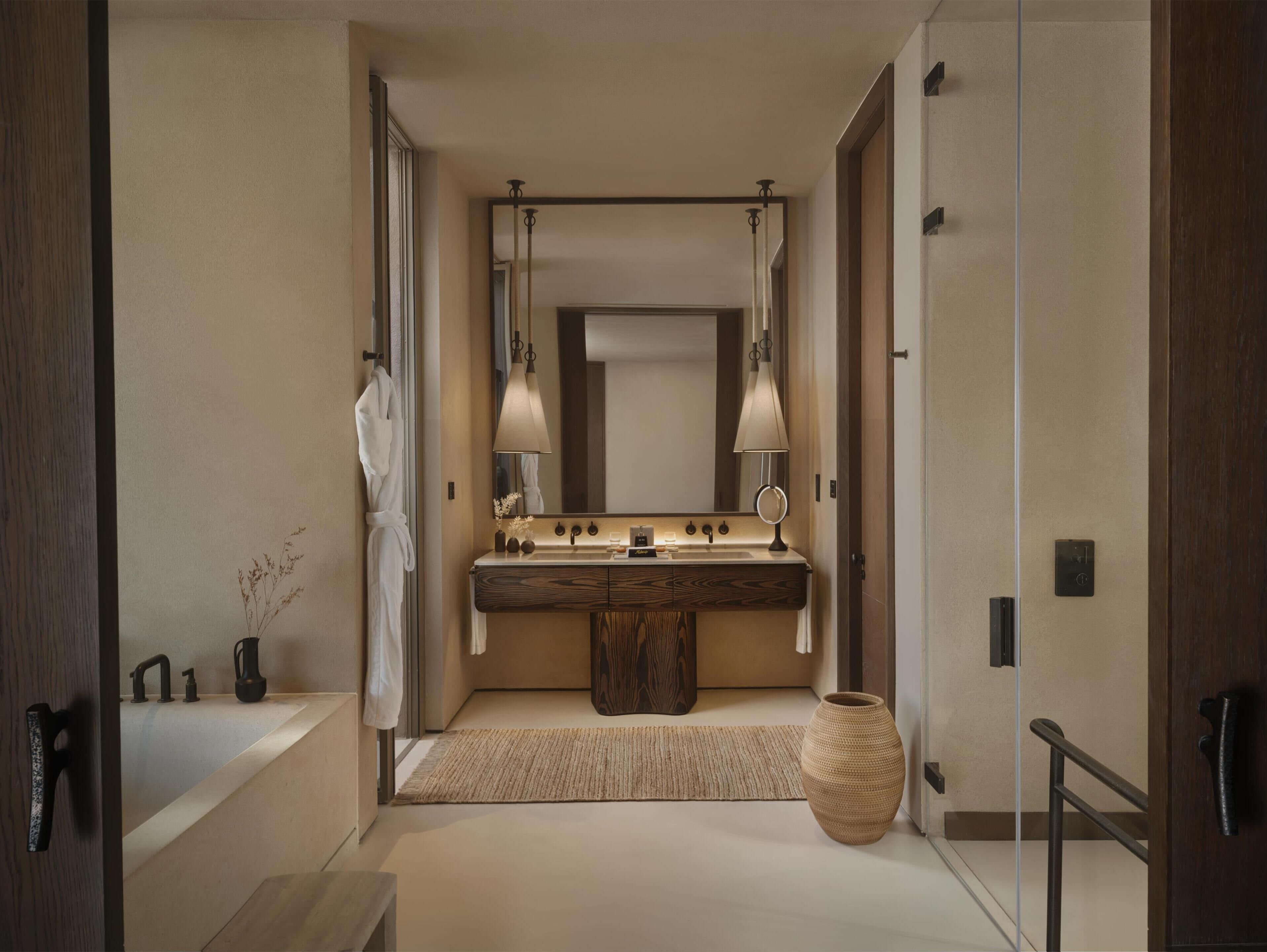 Bañera y ducha independientes, secador de pelo, batas, pantuflas