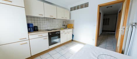 Frigorífic, forn, placa de cuina i cafetera i tetera