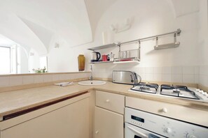 Lejlighed (1 Bedroom) | Privat køkken | Ovn, kogeplade, elkedel, køkkentøj/tallerkener/redskaber