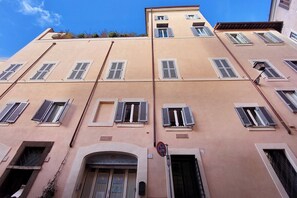 Front of property - Cimarra Apartment (Rome)