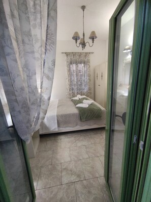 2 bedrooms, iron/ironing board, travel crib, free WiFi