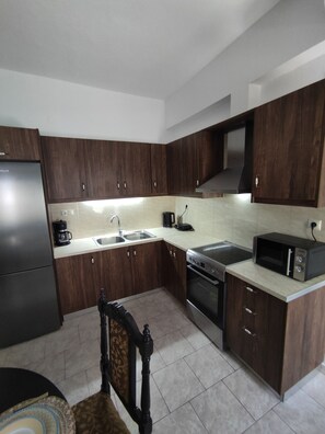 Kühlschrank, Mikrowelle, Ofen, Wasserkocher mit Kaffee-/Teezubehör