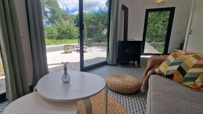 Living area - Mondego Riverside Lodge w/Private Beach. Pet-friendly! (Póvoa de Midões)