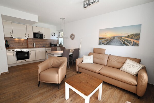 TV, DVD player, stereo - Fischer's Hus apartment 1<br>Beautiful apartment with terrace and access to the sea time (Büsum)