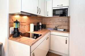 Kylskåp, mikrovågsugn, spishäll och diskmaskin