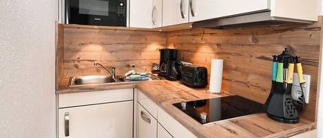 Fridge, microwave, stovetop, dishwasher