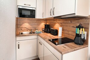 Kühlschrank, Mikrowelle, Herdplatte, Geschirrspüler