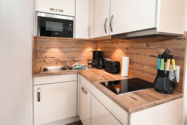 Kühlschrank, Mikrowelle, Herdplatte, Geschirrspüler