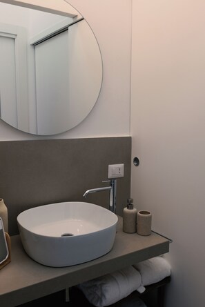 Douche, sèche-cheveux, serviettes fournies, savon