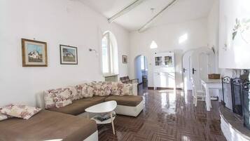 Smart-TV, Kamin, Bücher