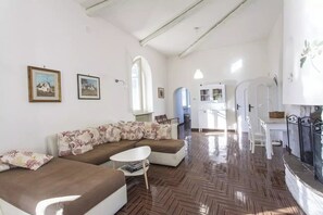 Smart-TV, peis og bøker