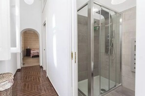 Dusche, Whirlpool, Haartrockner, Bidet