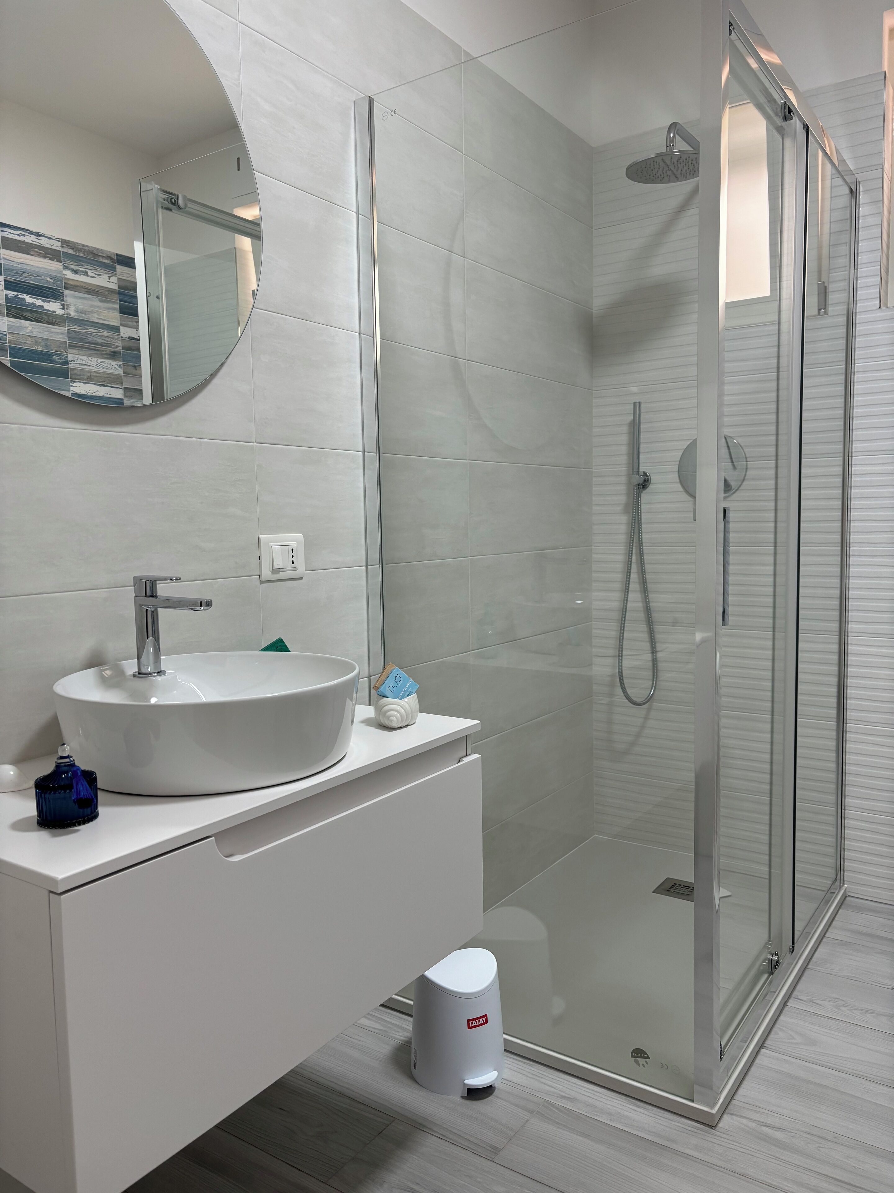 Asciugacapelli, asciugamani, sapone, carta igienica