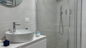 Asciugacapelli, asciugamani, sapone, carta igienica