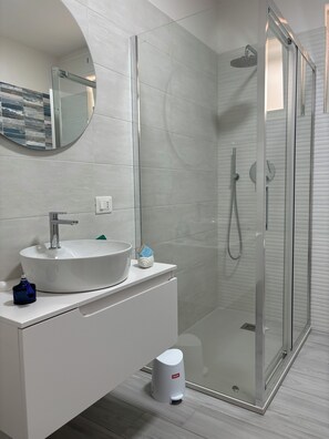 Sèche-cheveux, serviettes fournies, savon, papier toilette