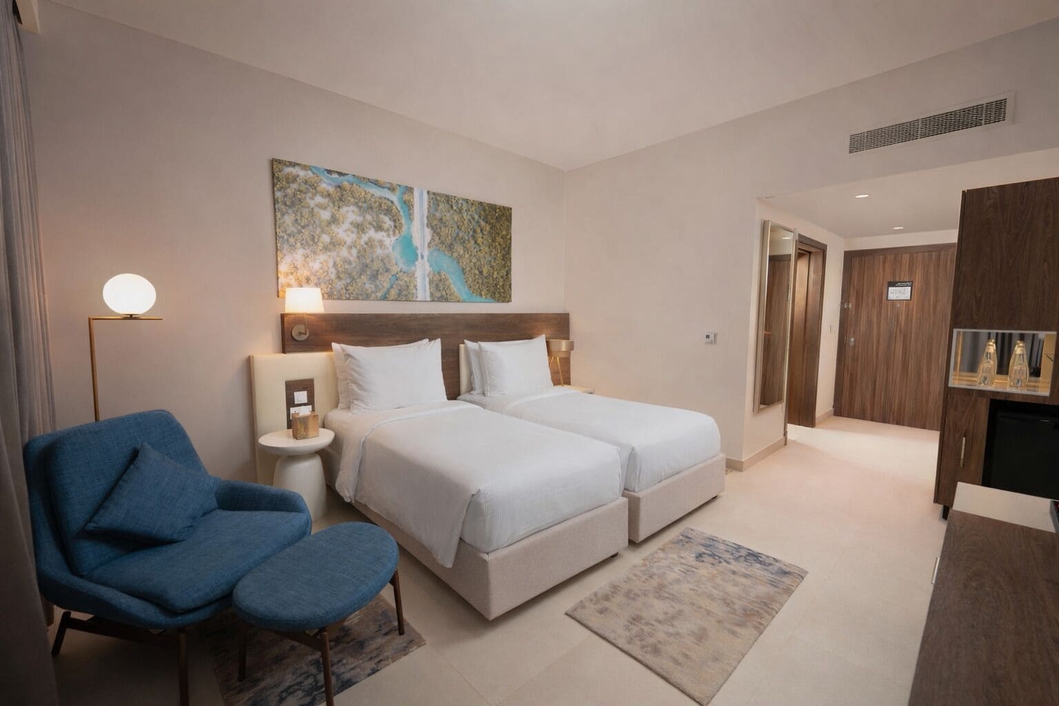 Ylelliset vuodevaatteet, työpöytä, silitysrauta/-lauta, vuodevaatteet