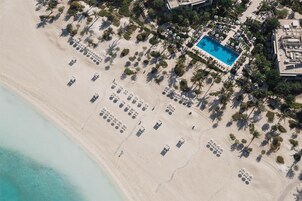 在海滩、海滩遮阳伞、间海滩酒吧