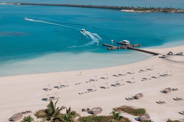 Plage, parasols, bar de plage