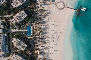 位於海灘上、遮陽傘、海灘酒吧