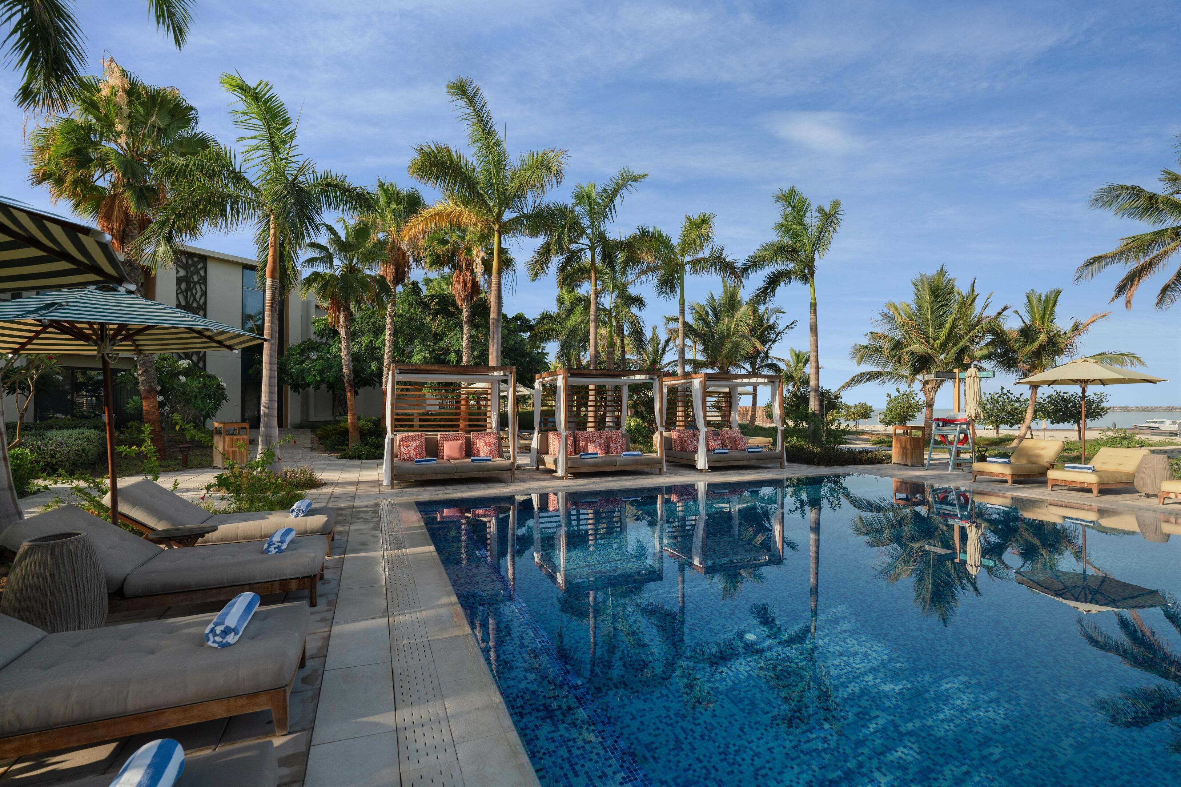 2 สระว่ายน้ำกลางแจ้ง