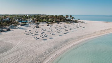 En la playa, sombrillas y bar en la playa
