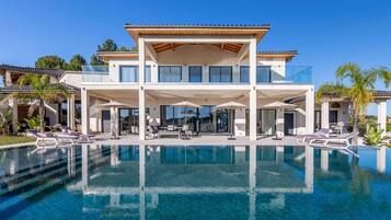 Een buitenzwembad, een verwarmd zwembad