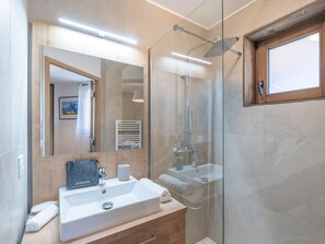 Secador de cabelo, toalhas de banho