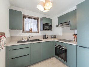 Geladeira, micro-ondas, fogão, lava-louças