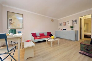 Lägenhet (1 Bedroom) | Vardagsrum | 32-tums platt-tv med kabelkanaler