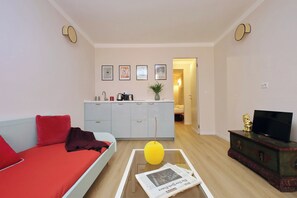 Lägenhet (1 Bedroom) | Vardagsrum | 32-tums platt-tv med kabelkanaler
