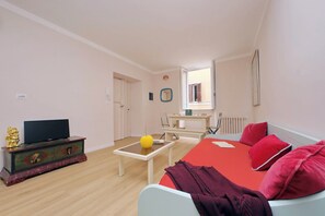 Lägenhet (1 Bedroom) | Vardagsrum | 32-tums platt-tv med kabelkanaler