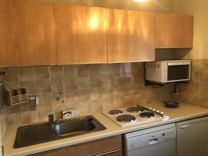 Fridge, microwave, oven, dishwasher - Ty-Bi - Studio in location vacances in Carnac, Légenèse / Ty-Bihan - UD220 (Carnac)