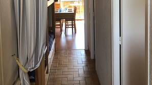A narrow hallway with a dining area at the end, featuring a table and chairs. - Ty-Bi - Studio in location vacances in Carnac, Légenèse / Ty-Bihan - UD220 (Carnac)