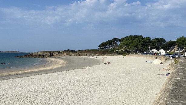A wide sandy beach with a rocky shoreline, a few people, and houses in the background. - Ty-Bi - Studio in location vacances in Carnac, Légenèse / Ty-Bihan - UD220 (Carnac)