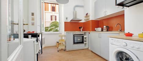 Apartment (1 Bedroom) | Private kitchen | Oven, stovetop, electric kettle, cookware/dishes/utensils